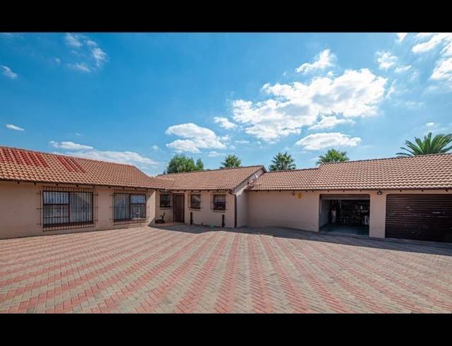 5 BEDROOM HOUSE FOR SALE IN BIRCH ACRES EXT 4